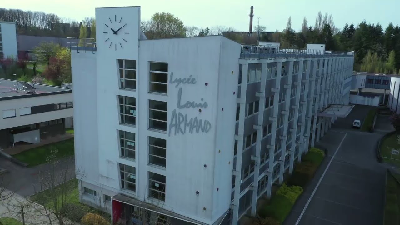 Façade et entrée d'un lycée Louis Armand en France