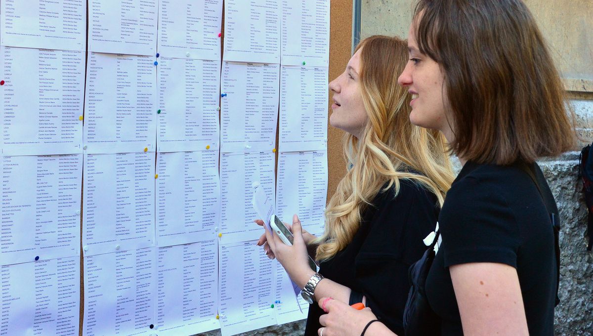 Liste d'affichage des résultats bac 2025 devant l'entrée d'un lycée