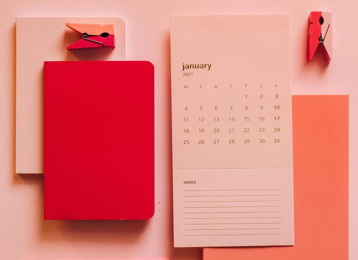 Calendrier mural avec des jours calendaires entourés