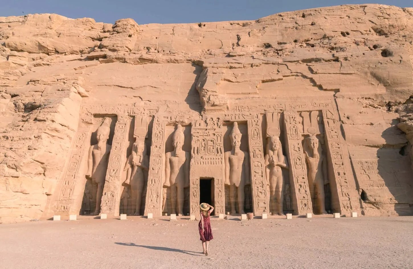 Pyramides et temple de l'Égypte antique au bord du Nil