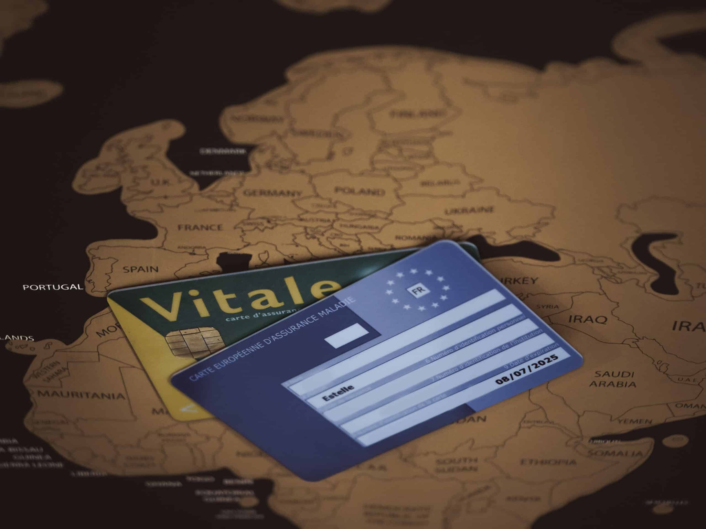 Voyageur consultant des documents de santé et un passeport avant un départ à l'étranger